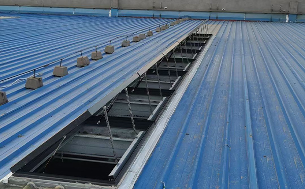 某城市大型商业综合体中庭白银排烟窗工程