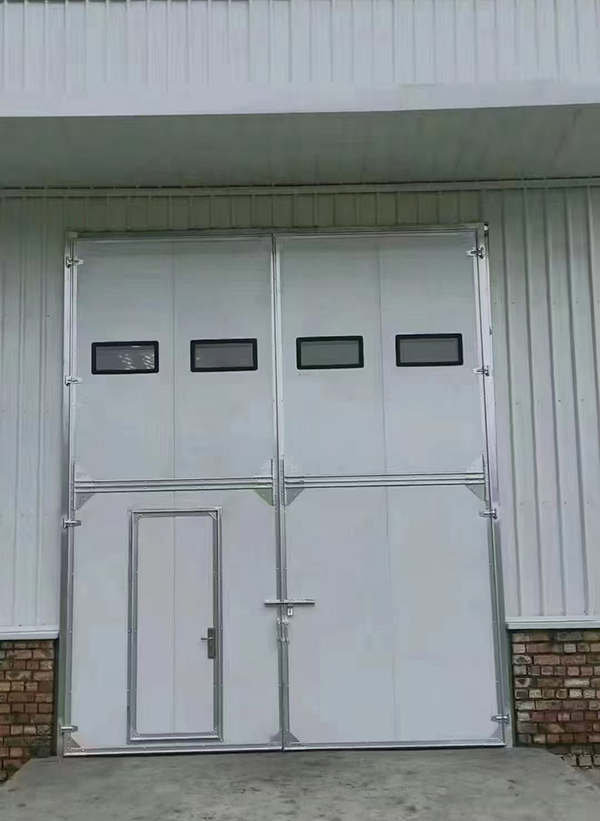 白银工业门在设备装配车间出入口的实施记录